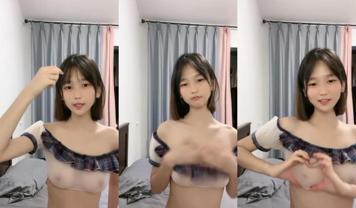 清纯系天花板美少女！小尺度诱惑！透视装奶子若隐若现，揉捏白嫩奶子，表情超级诱人