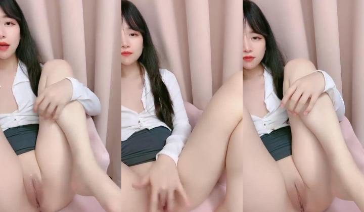 颜值嫩妹【美伢】第二弹，新晋校花下海,无毛馒头逼流浆,蜜桃臀粉奶粉逼,自慰大秀