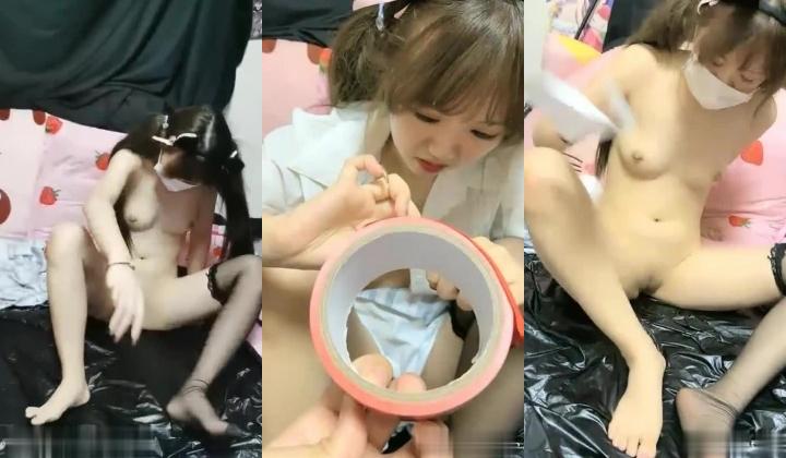 橙橙小萝莉双马尾萌妹道具自慰，撩起衣服乳夹道具玩弄，厕所马桶上自摸无毛