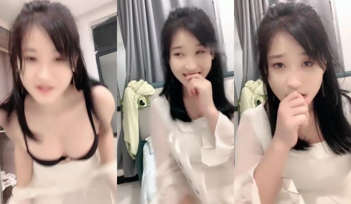 校花来了！好漂亮好甜美，清纯反差小姐姐【云妹妹】自慰！一字马！好想进入她