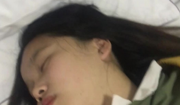 【MJ极品】价值1500RMB的年轻巨乳小妹下药失去意识任人玩弄啪啪 无套内射 两颗球球是真的大