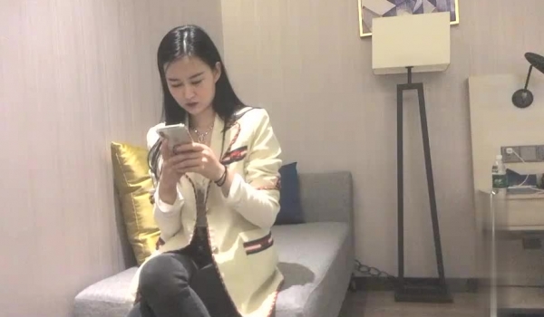 一屌极品寻花约了个颜值不错气质美女啪啪，蹲着口交扣逼抽插上位骑乘大力猛操