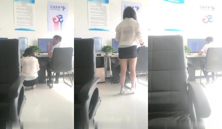 淫荡的电信客服勾搭一起值班的男同事，逼里塞着跳弹把自己搞得淫水泛滥让小哥后入爆草抽插，完事还拿拖