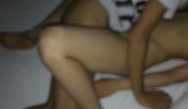 眼镜小伙灌醉迷翻女上司带回酒店双洞齐插 最后射了她一脸