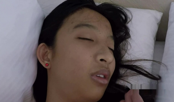 【国内真实灌醉】在校学生妹被灌醉后死猪一般随意玩弄 爆菊口交