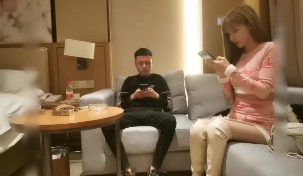 黄总探花约漂亮妹子,后入时闻到妹子逼逼味道,直接吐了说这是什么为,笑死了,但是还敬业坚持操完