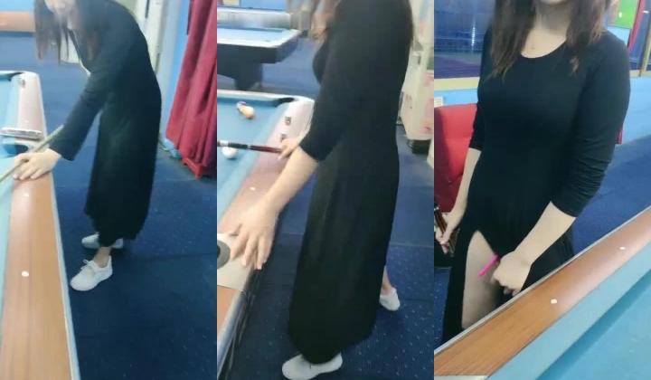 骚气妹子户外逼逼塞跳蛋台球室打台球 露奶露逼去厕所拉扯自慰