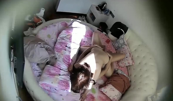 憋了好久的小伙提前开好房等女友到进屋衣服没脱就把裤子扒了舔肛门床上滚来滚去多体位肏妹子表情享受