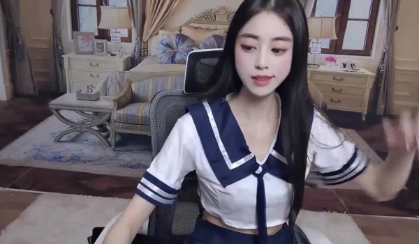 【sb1314520j】21岁女大学生，超白大长腿，喷水小天后