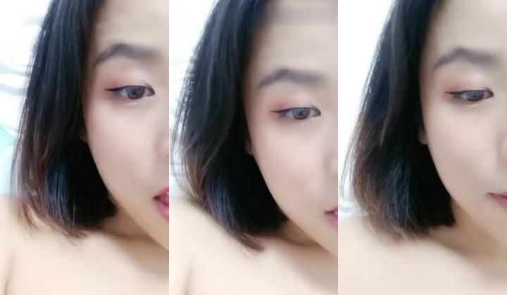 骚气少妇乳夹道具假屌口交自慰，情趣内裤特写跳蛋塞逼快速拉扯震动肥逼诱人