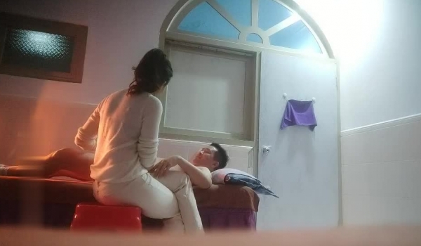笑死人《嫖娼不戴套》挖村长的墙角去按摩店搞极品瑜伽老板娘村长给老板娘发微信不知道怎么的就不让干了