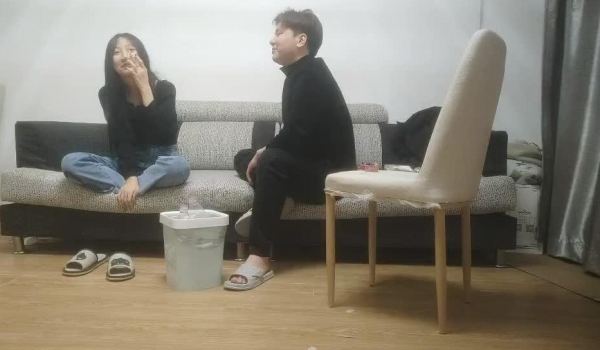 【冒险雷探花】，21岁漂亮小姐姐，肤白貌美，沙发上俩人相谈甚欢，小伙抠逼爽得她浑身颤抖，口交舌吻