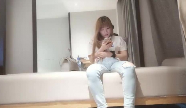 午夜寻花约了个长相甜美挺嫩萌妹啪啪