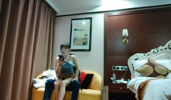莱昂纳多寻花服务很好健身教练，好身材腰细翘臀，换上包臀裙翘起屁股舔菊花，上位骑乘抱起来猛操