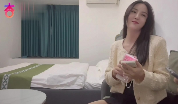 探花鬼脚七酒店3000块约炮 ️大圈外围女，口活非常棒，干起来两个大白兔晃得厉害