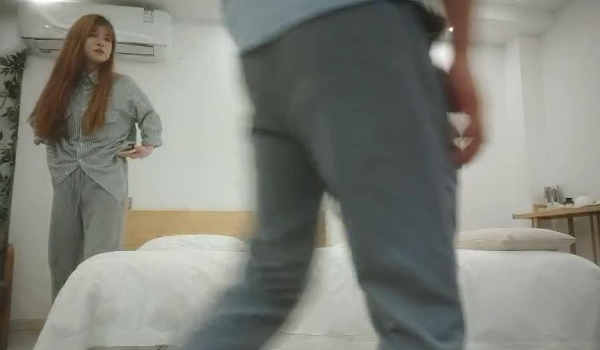 【哥现在只是个传说】，大圈外围，24岁安徽小姐姐，大长腿，肤白貌美，温柔配合爽翻