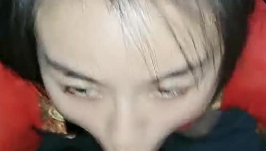 龙哥探花这小少妇太骚了，情趣装露脸舔弄龙哥大鸡巴，旁边哥们拍摄直播，淫声荡语各种抽插无套手抠骚逼