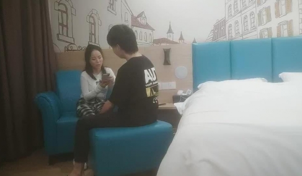 【三线探花】 深夜约战少妇 风韵犹存苗条可人 口交卖力观音坐莲娇喘不停