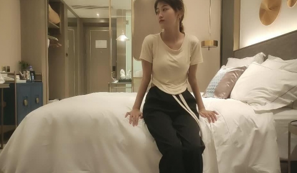小马丶寻花深夜顶级清纯甜美少女，娇小身材修长美腿，揉捏小奶子吸吮，骑乘站立后入撞击猛操