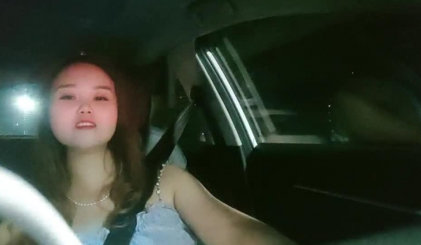 最近脾气有点暴躁的伟哥几天都没有撩到妹纸今晚好不容易2000元约到个微胖骚女技师酒店开房