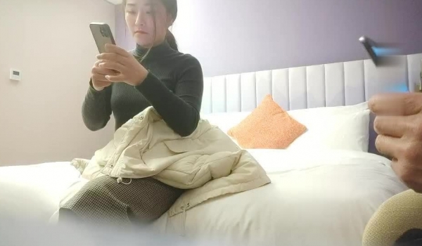 【利哥探花】风韵人妻，带上眼镜老师范来啪啪，风姿绰约骚气冲天，娇喘声声高潮满足配合默契