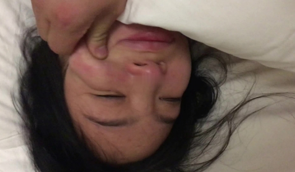 国内精品原创小美女在酒店吃宵夜被男友灌醉后玩虐抽尿