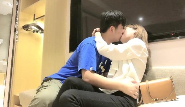 【小宝寻花】高价网约极品学生妹兼职，清纯邻家乖乖女，粉嫩苗条舌吻不断，近景调情啪啪娇喘连连
