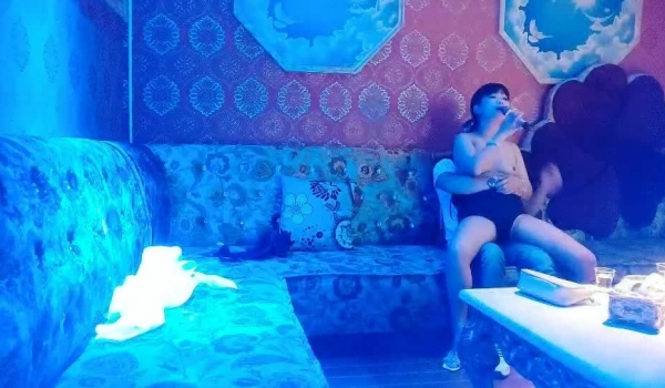 【歌厅探花】 莺莺燕燕 灯红酒绿 小姐姐脱光还要长一曲《成都》 酒精刺激下再来支艳舞调情 沙发啪