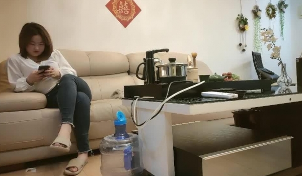 道不狂探花肉嘟嘟胖妞，舔屌插嘴硬了开操，扶着大屁股后入撞击，张开双腿正入一下下猛顶