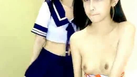 两个全网罕见的无敌清纯超美小萝莉，小哥想操谁就操谁