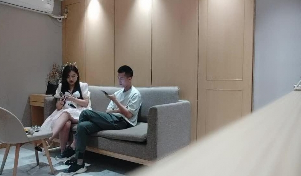 大海浪探花肉肉身材花臂纹身少妇，互摸舔奶调情，抬起双脚正面抽插，扶着屁股后入撞击，骑乘上下套弄