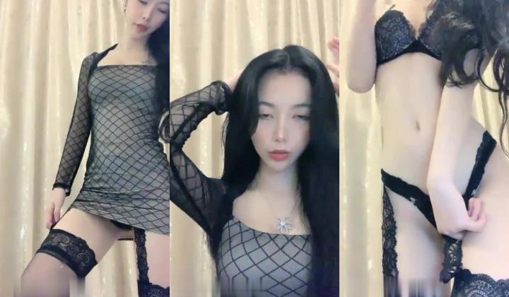 老牌颜值女神曦熙回归小尺度收费秀，随音乐热舞脱下丁字裤扭动，拨开内裤双指插入扣弄，呻吟酥麻水声哗
