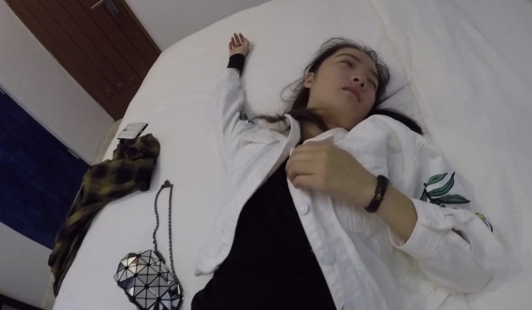 【真实MJ】女神，大长腿旅游美女，酒店开着电视，帮女神洗澡刮阴毛，拿鸡巴蹭女神的樱唇，插进梦寐以