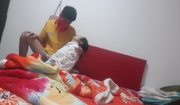 【迷奸恋母】暑假恋母癖大三学生家中下药迷玩自己妈妈翻眼足交颜射