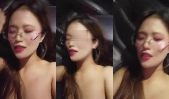 御姐晚上和小哥哥在车里玩，被姐姐嘴巴小逼搞了几下就软了，骚女只能自慰