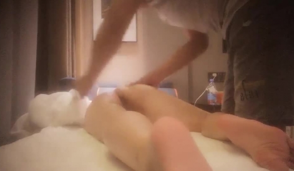 极品良家少妇SPA. 私密保养 偷拍全身赤裸按摩 手法高超.受不了主动摸鸡吧 被无套内射