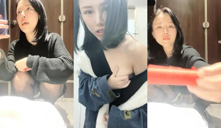 颜值不错美少妇腿上绑振动棒户外诱惑 开裆丝袜边吃饭震动再到厕所自慰