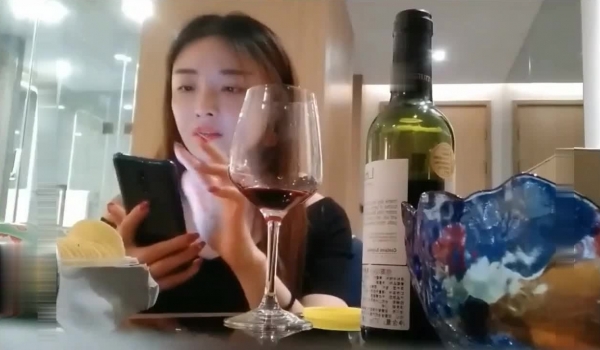《全国探花》嫖妓偷拍铁牛哥今晚又阳痿了兄弟代劳约炮个素质兼职妹喝点红酒调情穿上黑丝高跟啪啪