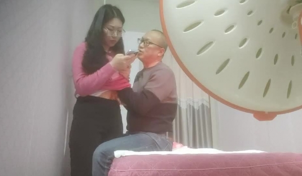 横扫街头炮王佳作，完整版未流出，【老王探花】，各种按摩店里勾搭，花言巧语各种忽悠，人妻酒店里随便