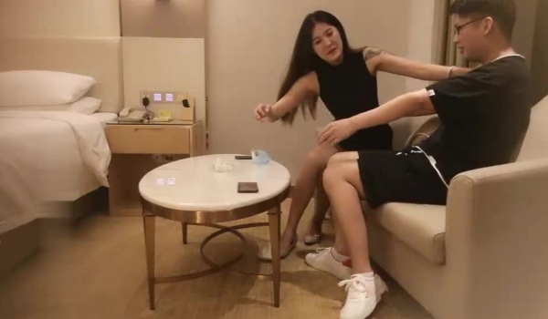 胖男深夜约啪奶大臀翘的高颜值大长腿美女,现在沙发上舔奶摸逼玩弄,干了一会动作施展不开又到床上激烈