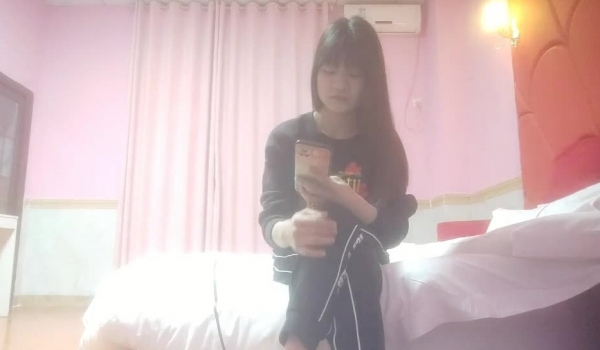 横扫街头炮王佳作，完整版未流出，【老王探花】，勾搭个小村姑出来，许诺多加钱可以随便玩