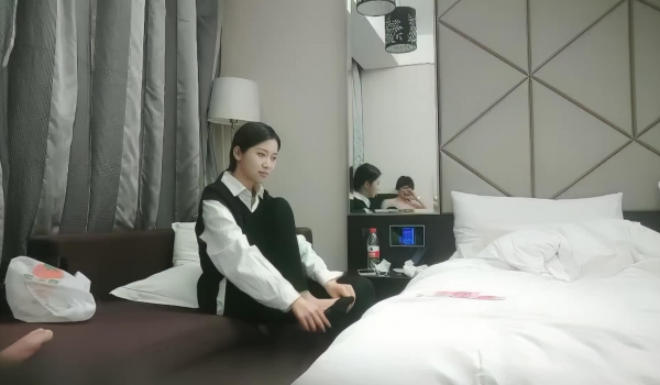 返场极品学妹，【干净利速】，中场换套，首创新姿势，拎起来啪啪，清纯校园女神。今夜注定终身难忘