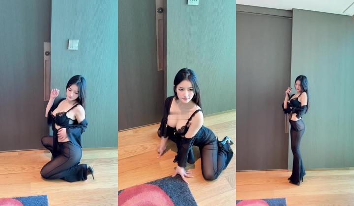 秀人网人气女神，【谭小灵】，黑色透视装，漏点奶头+阴毛浓密，性感大屁股，助力福利原版视图