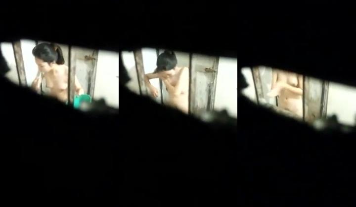 煞费苦心的小哥为了偷窥邻居美女洗澡在自家的墙上挖了一块墙砖话说妹子长的还可以白白嫩嫩的