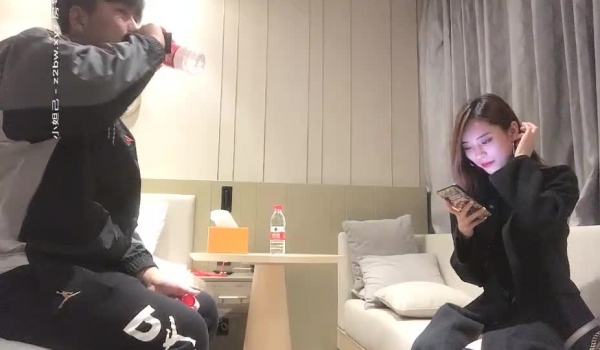 小宝寻花第二场约了个极品颜值大耳环美女啪啪，按头深喉口交骑坐后入大力猛操呻吟诱人