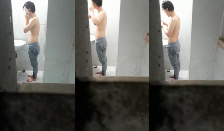 【浴室精品偷拍】最新高清偷拍小姐姐洗澡 被发现捂逼还是捂胸【猎奇稀缺大开眼界】众多偷拍自拍录拍露