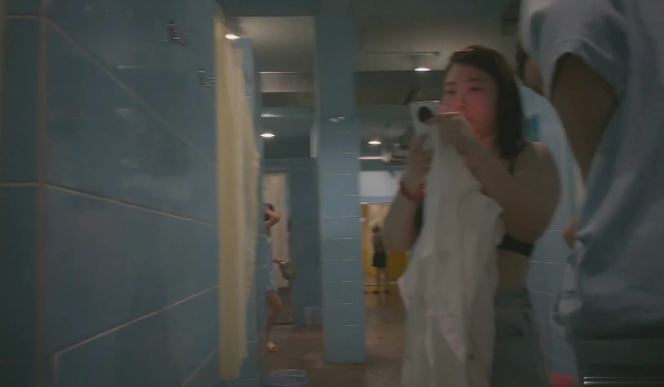 水上乐园偷拍年轻漂亮美女更衣洗澡