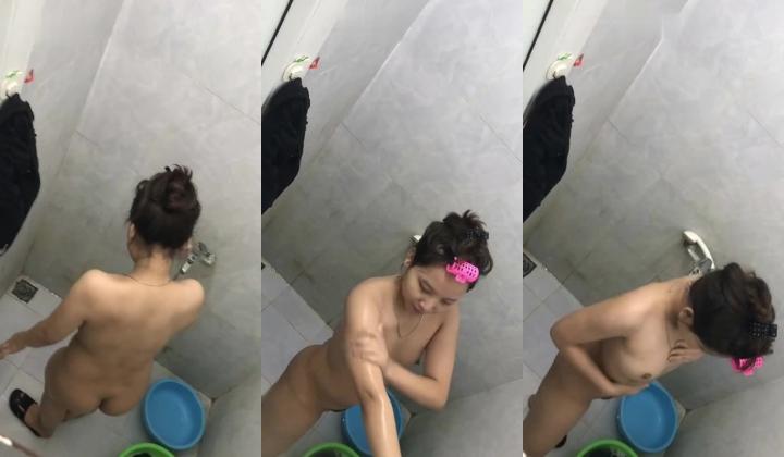 【浴室精品偷拍】最新高清偷拍小姐姐洗澡 被发现捂逼还是捂胸【猎奇稀缺大开眼界】众多偷拍自拍录拍露