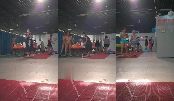 《贵在真实?极限偸拍》女人坑女人系列！小试牛刀大众洗浴女士换衣间内部真实曝光??渣女固定视角偸拍
