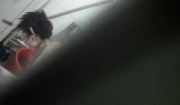 窗外偷拍邻居家三个女儿洗澡 风格各异你想好了要撸哪个没有